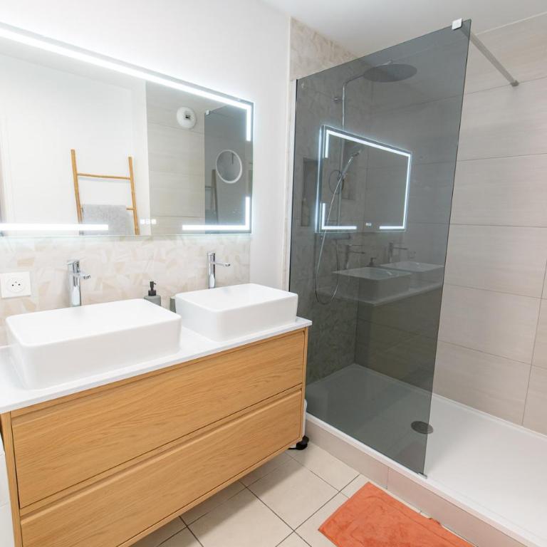 LE PETIT SÉSAME appartement 70m2 avec terrasse et jacuzzi cosy idéal groupe, capacité 6 personnes , 2 chambres,canapé lit, proche Stade De France, Wifi Parking privé très bon rapport qualité prix - Two-Bedroom Apartment - 25