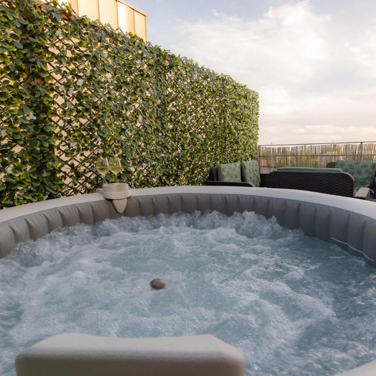 LE PETIT SÉSAME appartement 70m2 avec terrasse et jacuzzi cosy idéal groupe, capacité 6 personnes , 2 chambres,canapé lit, proche Stade De France, Wifi Parking privé très bon rapport qualité prix - Two-Bedroom Apartment - 1