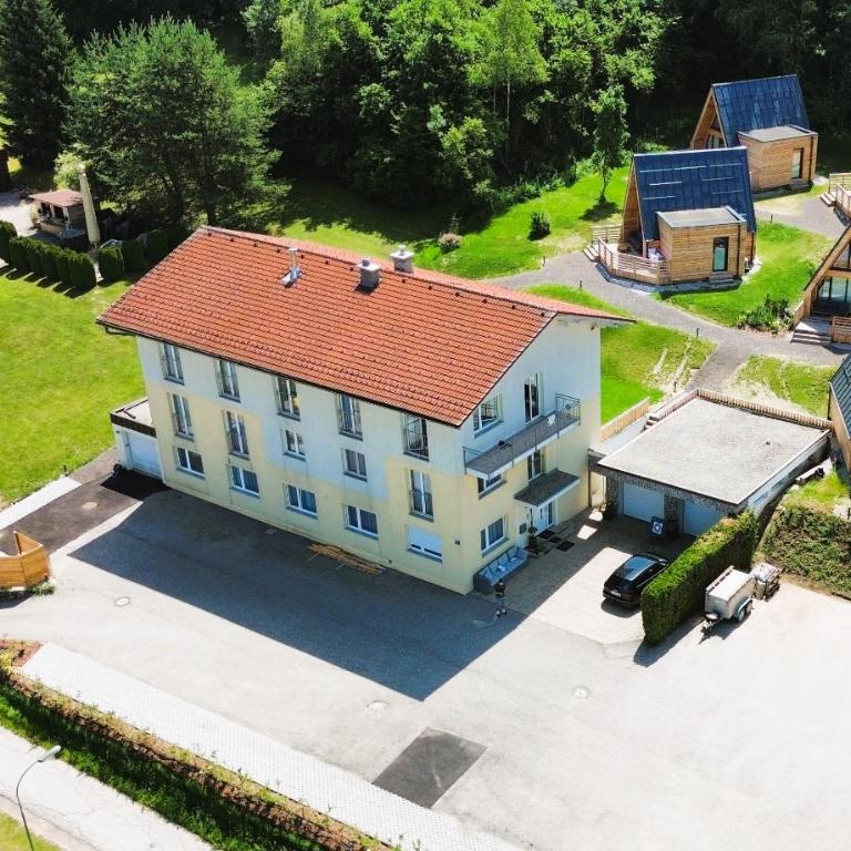 Mountains & Lakes - Chaletdorf & Appartements - Apartment mit 5 Schlafzimmern und Terrasse - 4