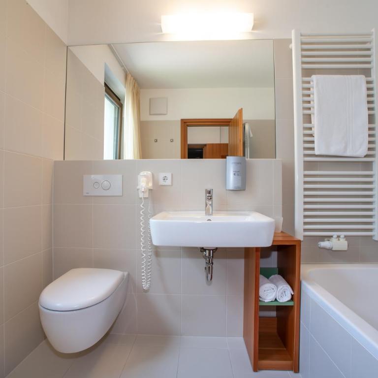 Bed & Breakfast Hotel Nives - Camera Singola Deluxe con Balcone - 8