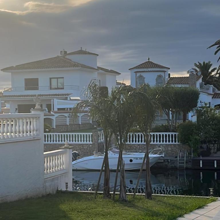'Casa Empuria' aan kanaal met zwembad en aanlegsteiger - Villa de 3 dormitorios - 12