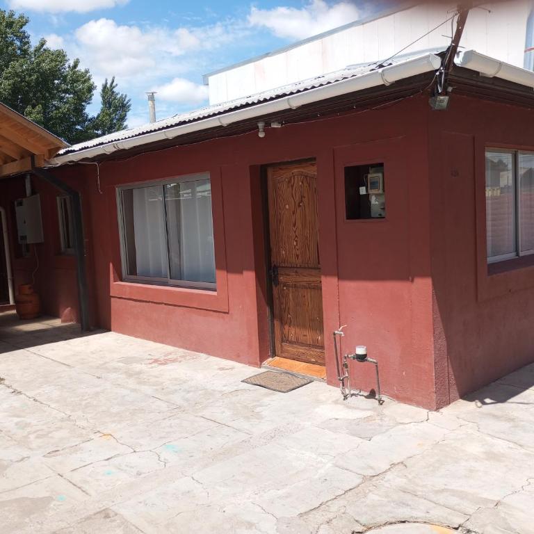 Amplio alojamiento vacacional ubicado a 500 metros de la plaza y a 5 minutos de la ruta del vino - Three-Bedroom House - 4