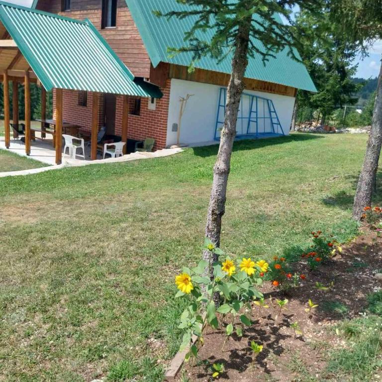 House in forest - Three-Bedroom House - 9