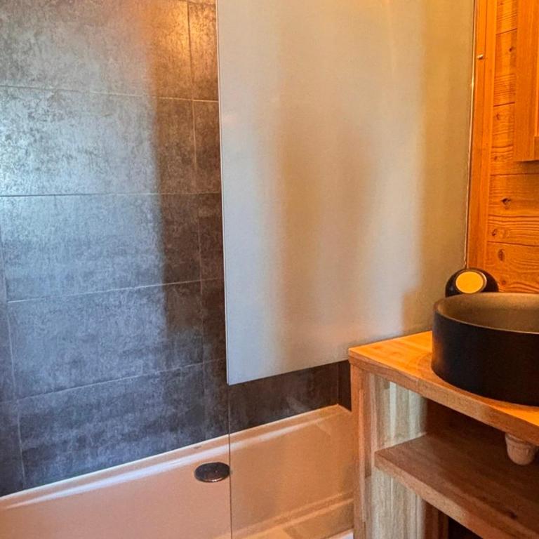 Charmant 3 pièces rénové avec balcon et vue montagne - Apartment mit 2 Schlafzimmern - 15