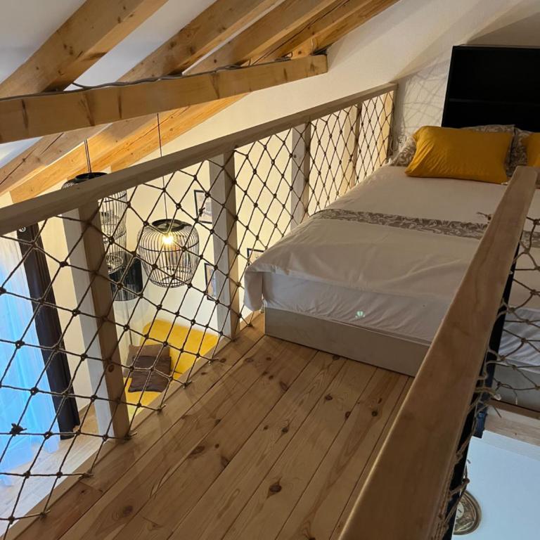 M&M Apartments - One-Bedroom Loft Apartment with Balcony - 4