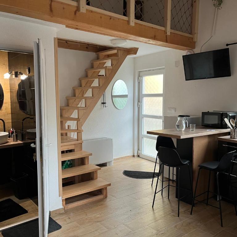 M&M Apartments - One-Bedroom Loft Apartment with Balcony - 10