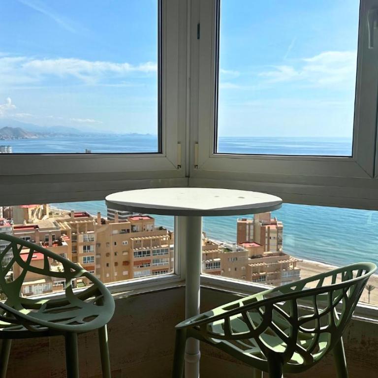 Ático a 50m del mar. Parking Gratis. A/C - Apartamento de 3 dormitorios - 2
