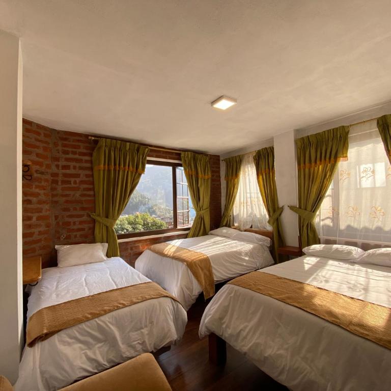 Mercedes Restaurant B&B - Family Room with Bathroom - 5