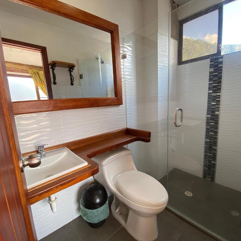 Mercedes Restaurant B&B - Queen Room - 7