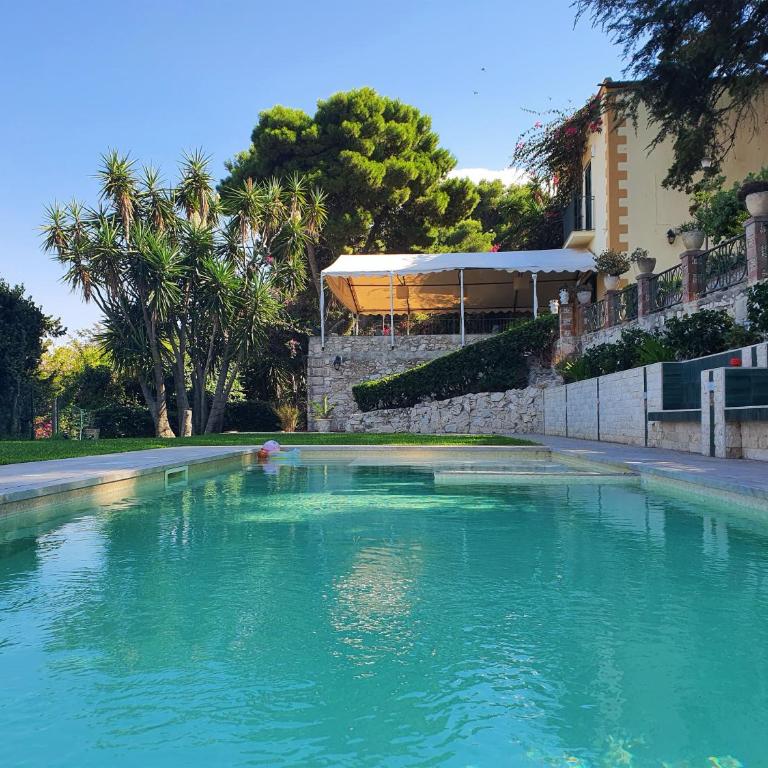 Villa Tommaso Maruggi, Sicilia, con Jacuzzi e piscina privata - Four-Bedroom Villa with Garden View - 3
