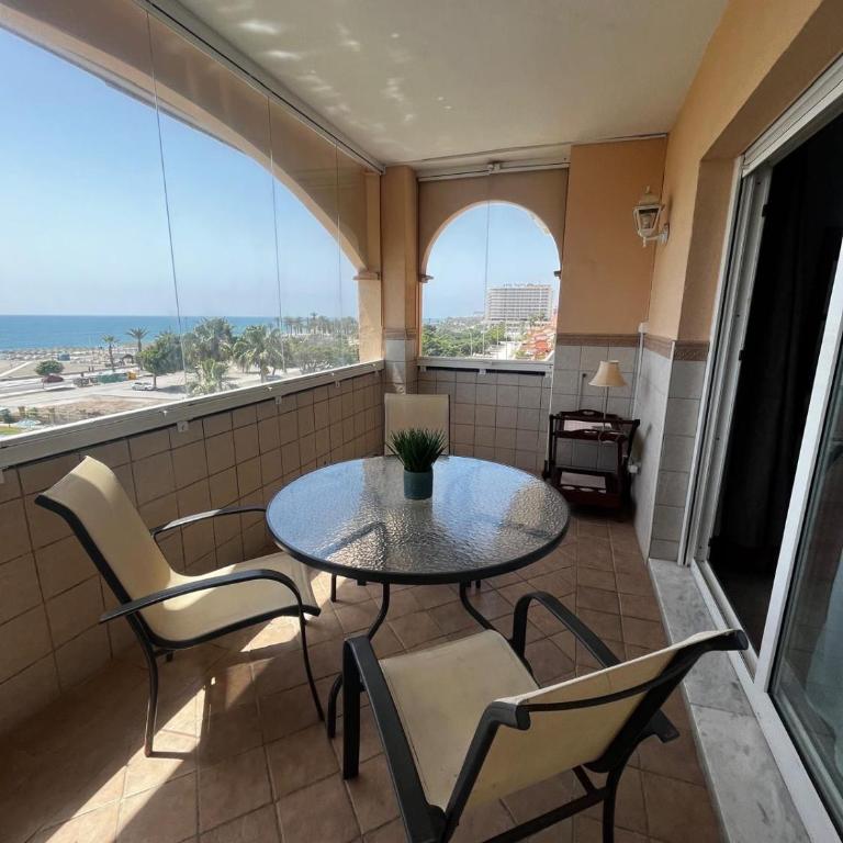 Apartamento frente al mar en Torremolinos, Málaga - Three-Bedroom Apartment - 2