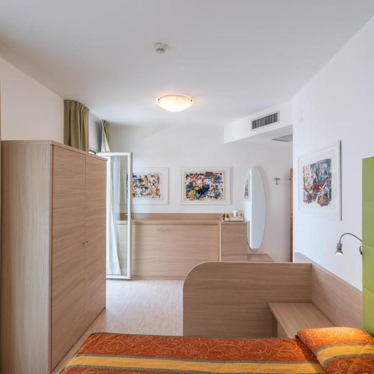 Hotel Marzia Holiday Queen - Camera Tripla Superior con Vista Mare - 6