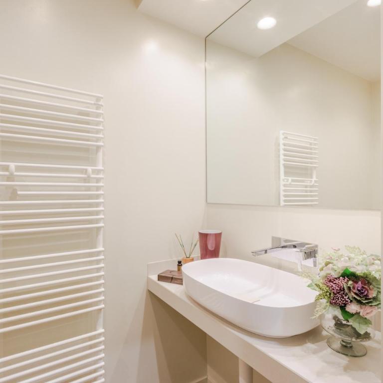 Sabrina, Modern 3 Bedrooms Apartment with Elevator - Three-Bedroom Apartment - 39