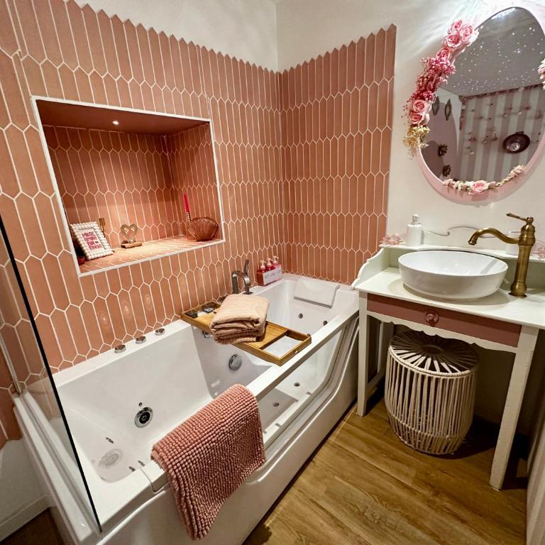 LOVE Room - Balnéo - Ciel Etoilé - Free Wifi - Netflix - Hyper Centre - Appartement 1 Chambre - 18