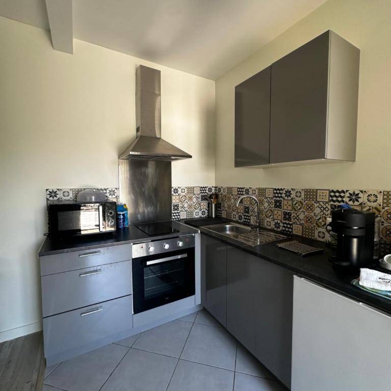 Petite maison mitoyenne, clim, rénovée, calme - One-Bedroom House - 18