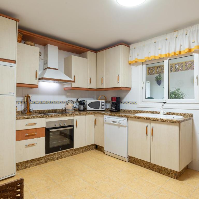 13 Guest Villa 3 min Walk to Beach BBQ Cinema Perfect for Groups - Villa - 50