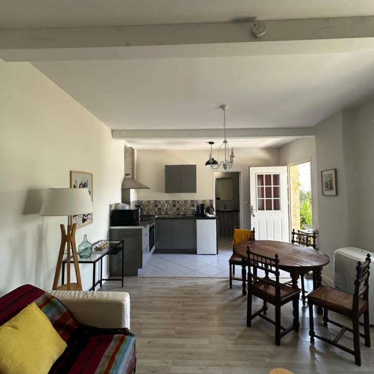Petite maison mitoyenne, clim, rénovée, calme - One-Bedroom House - 9