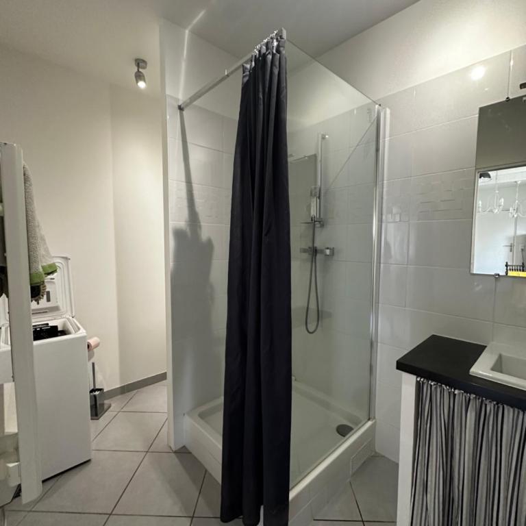 Petite maison mitoyenne, clim, rénovée, calme - One-Bedroom House - 17