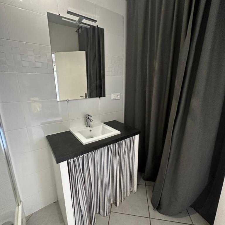 Petite maison mitoyenne, clim, rénovée, calme - One-Bedroom House - 16