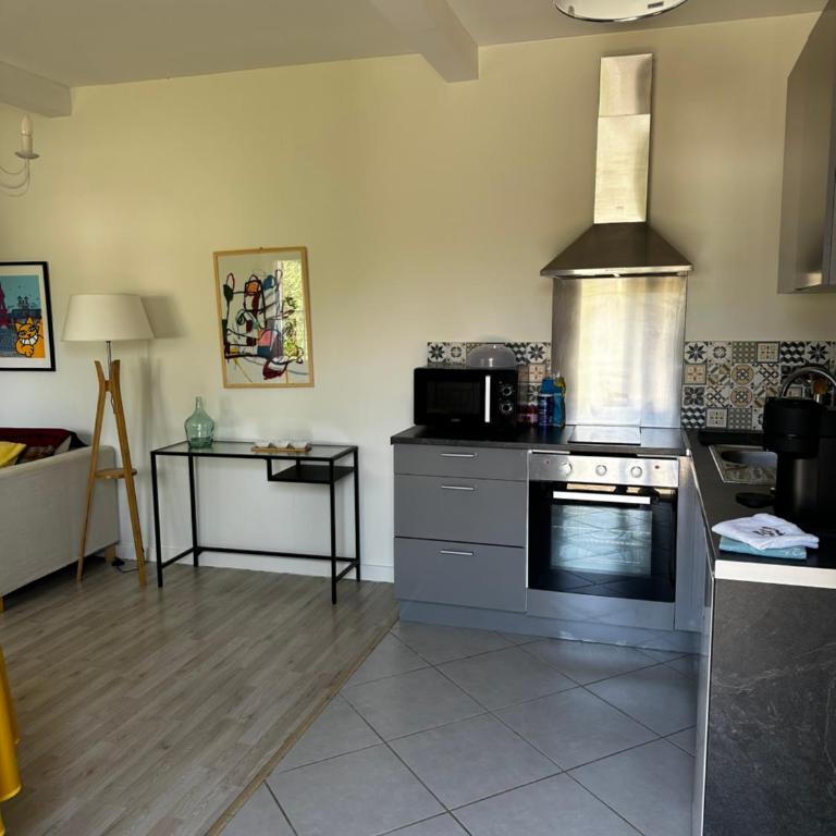 Petite maison mitoyenne, clim, rénovée, calme - One-Bedroom House - 14