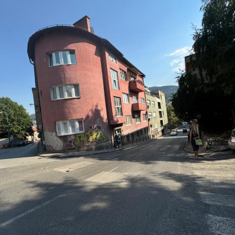 Miss Nareen's Central Apartment, free garage spot - Two-Bedroom Apartment - 18