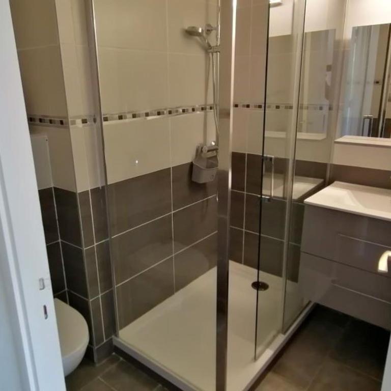 Appartement refait 2 pièces avec piscine et parking - FR-1-731-106 - Appartement - 10