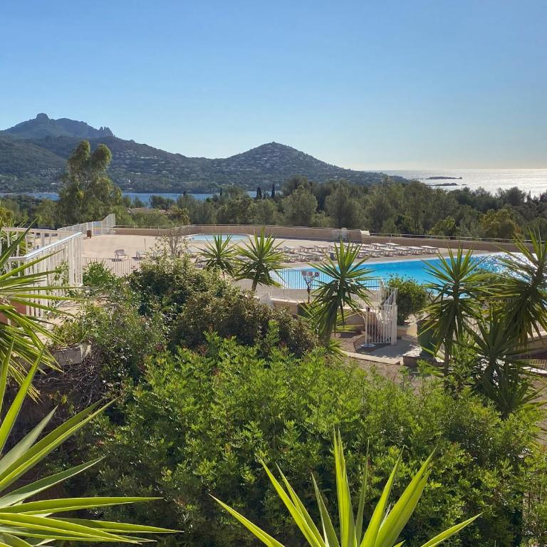 AGAY, Cap Esterel, magnifique vue mer panoramique et Esterel, terrasse, piscines, parking, dernier étage, 3 étoiles - Appartamento con 1 Camera da Letto - 4