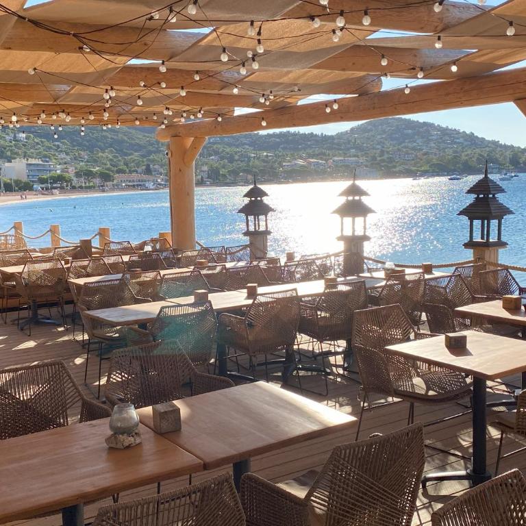 AGAY, Cap Esterel, magnifique vue mer panoramique et Esterel, terrasse, piscines, parking, dernier étage, 3 étoiles - Appartamento con 1 Camera da Letto - 36