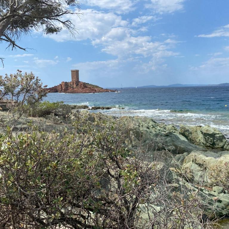 AGAY, Cap Esterel, magnifique vue mer panoramique et Esterel, terrasse, piscines, parking, dernier étage, 3 étoiles - Appartamento con 1 Camera da Letto - 18