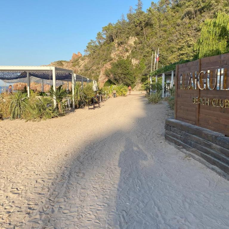 AGAY, Cap Esterel, magnifique vue mer panoramique et Esterel, terrasse, piscines, parking, dernier étage, 3 étoiles - Appartamento con 1 Camera da Letto - 65