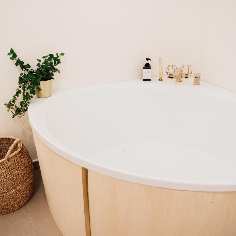 OAZA Design Apartments Jacuzzi Suite or Shower City Center Catania - One-Bedroom House - 5