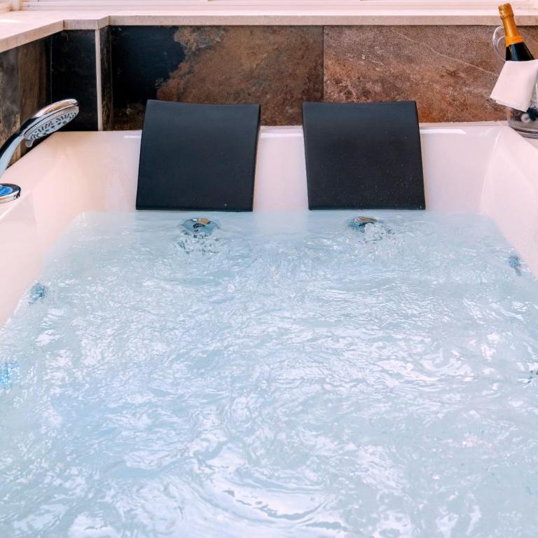 Hotel De La Ville Relais - King Suite with Spa Bath - 8