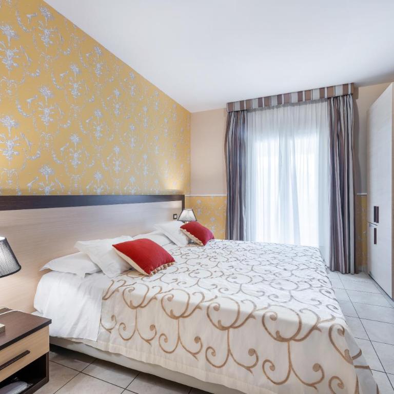 Hotel De La Ville Relais - King Suite with Spa Bath - 1