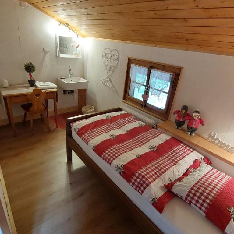 Auberge Restaurant les Aiguilles Rouges - Chambre Simple avec Salle de Bains Commune - 1