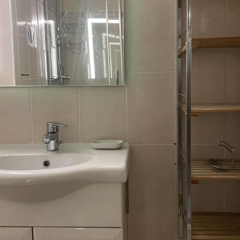 Appartement T1 avec balcon, climatisation et parking à Balaruc-les-Bains - FR-1-553-267 - Apartment - 8