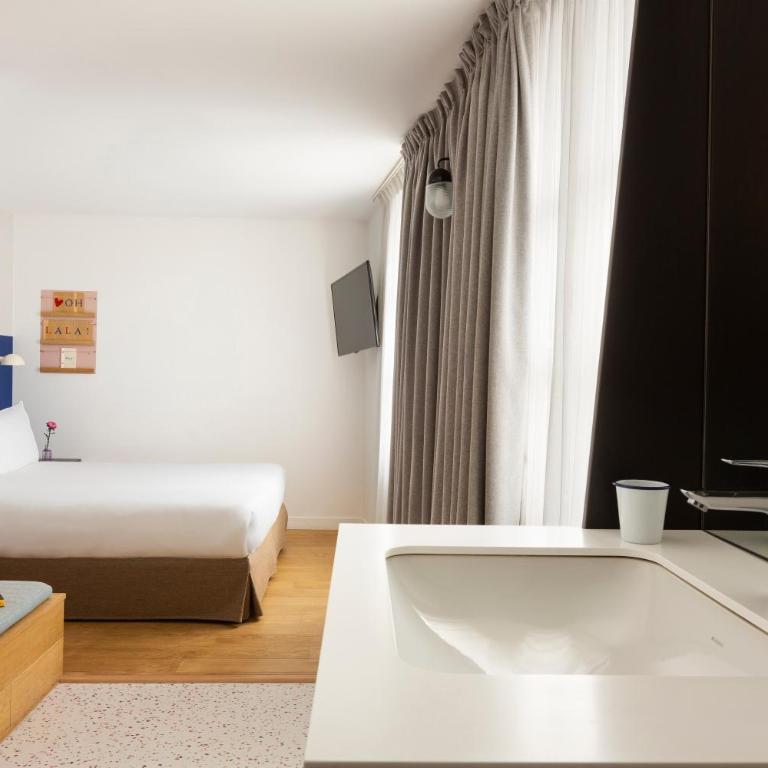 Oh la la ! Hotel Bar Paris Bastille - Double Room with view on Courtyard - without elevator - 1