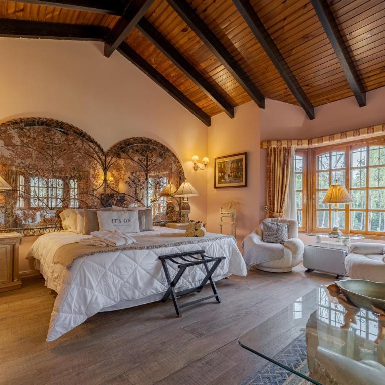 Estancia Don Pedro - Habitación con cama grande y bañera de hidromasaje - 1