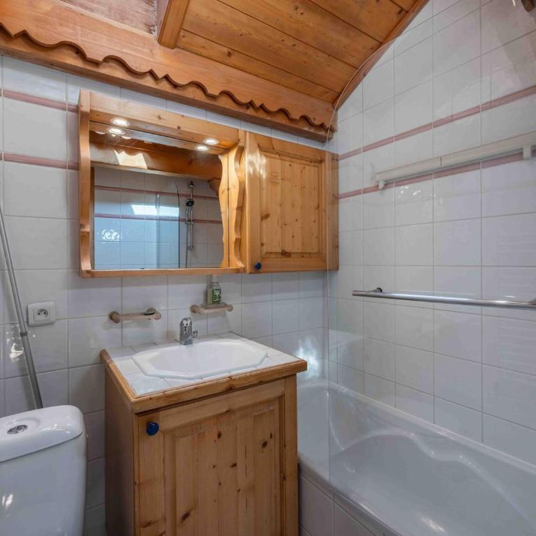 Appartement spacieux proche pistes avec piscine et parking - FR-1-566-71 - Appartement - 6