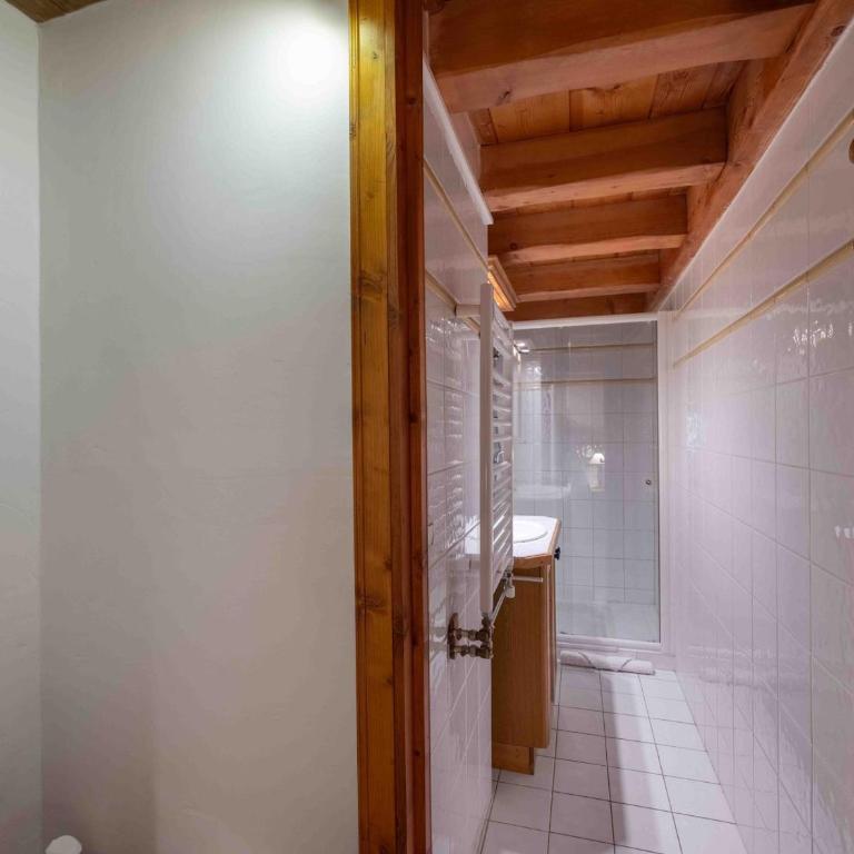 Appartement spacieux proche pistes avec piscine et parking - FR-1-566-71 - Appartement - 8