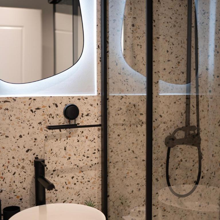 Regent Blue Apartments-Free private parking - Standard Studio - 2