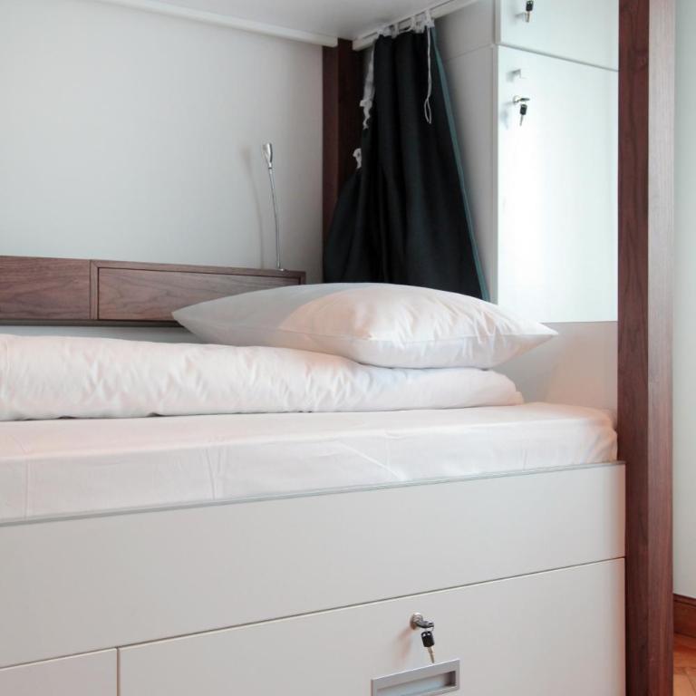 Hostel Karavan Inn - Krevet za Jednu Osobu u Osmokrevetnoj Mešovitoj Spavaonici sa Sopstvenim Kupatilom - 14