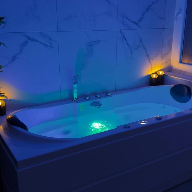 Skyline Suite Premium - CinéSpa & Vue Panoramique - Suite - Vue sur Ville - 2
