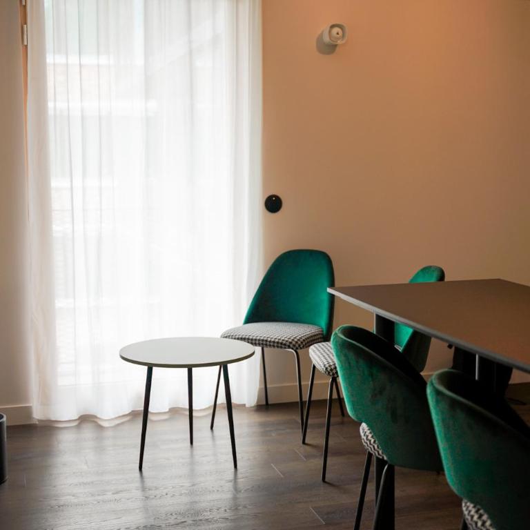 All Suites Appart Hôtel et Hôtel - Paris 13 - Porte d'Italie - Apartment with Two Double Beds - 1