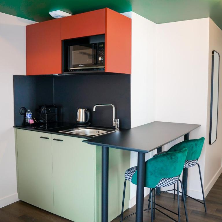 All Suites Appart Hôtel et Hôtel - Paris 13 - Porte d'Italie - Apartment with Two Double Beds - 4
