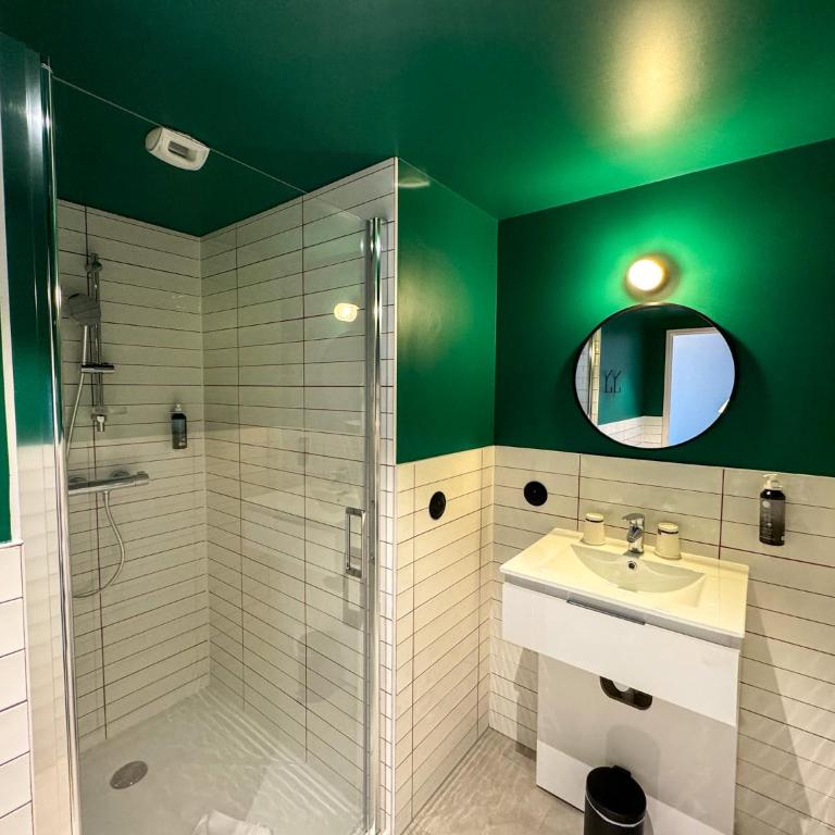 All Suites Appart Hôtel et Hôtel - Paris 13 - Porte d'Italie - Apartment with Two Double Beds - 3