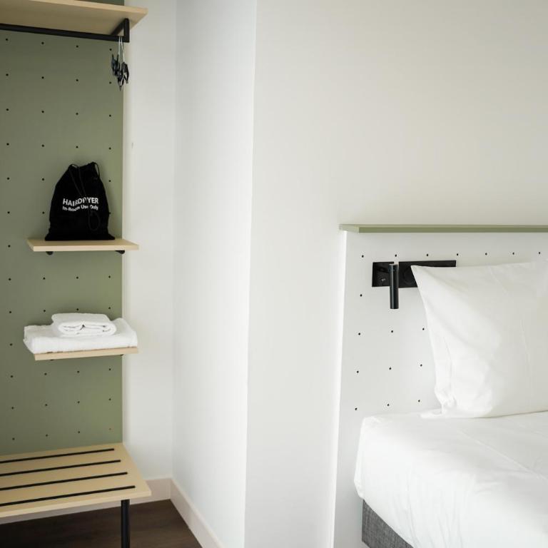 All Suites Appart Hôtel et Hôtel - Paris 13 - Porte d'Italie - Apartment (One Double Bed And Three Single Beds) - 2