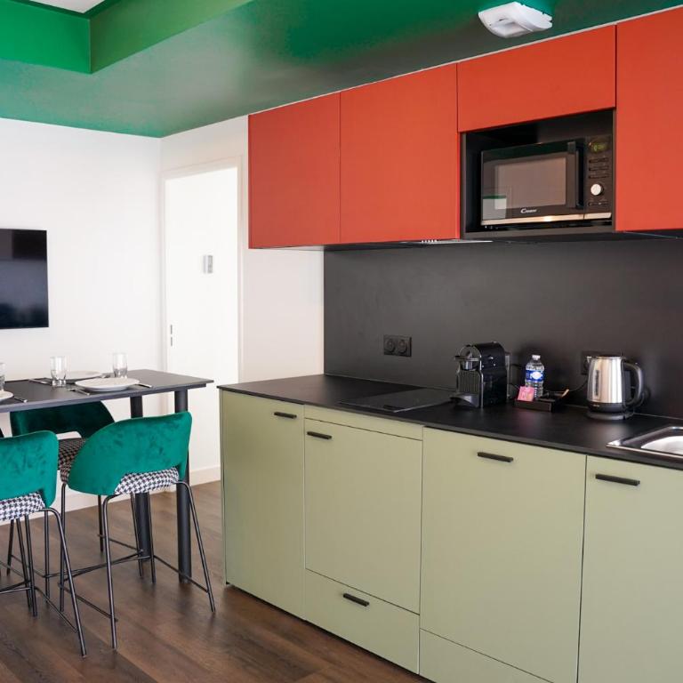 All Suites Appart Hôtel et Hôtel - Paris 13 - Porte d'Italie - Apartment (One Double Bed And Three Single Beds) - 3