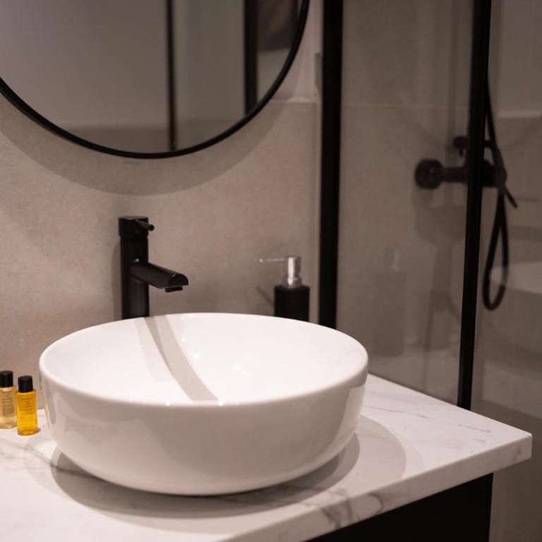 Regent Blue Apartments-Free private parking - Queen Studio - 3