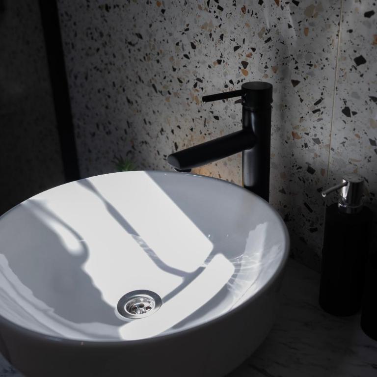 Regent Blue Apartments-Free private parking - Queen Studio - 17