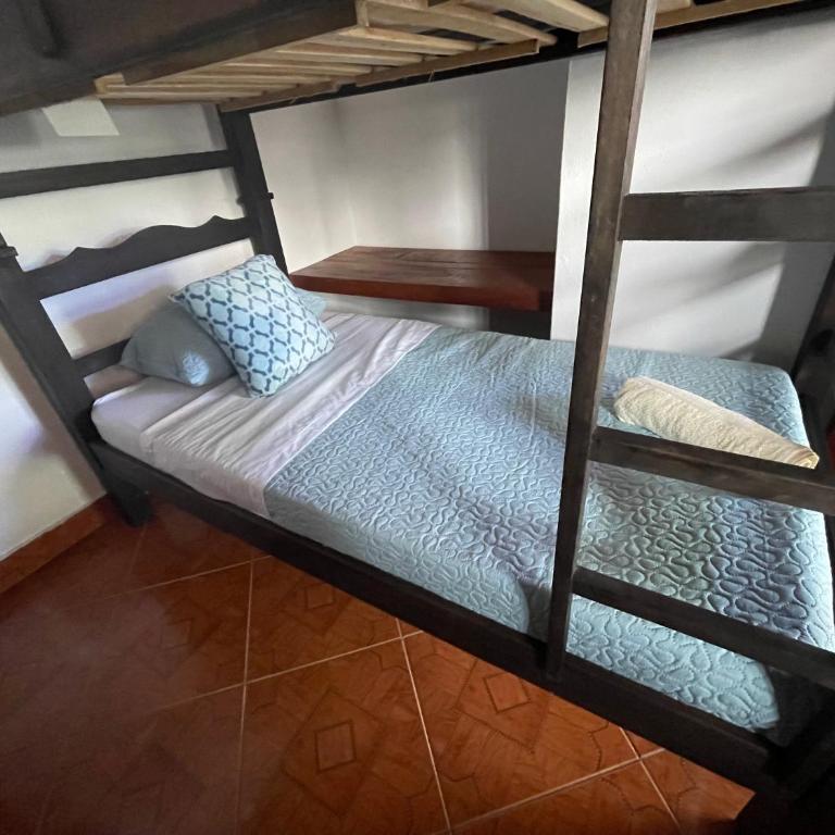 Hostel La Hormiga Barichara - Habitación Cuádruple con baño privado externo - 5